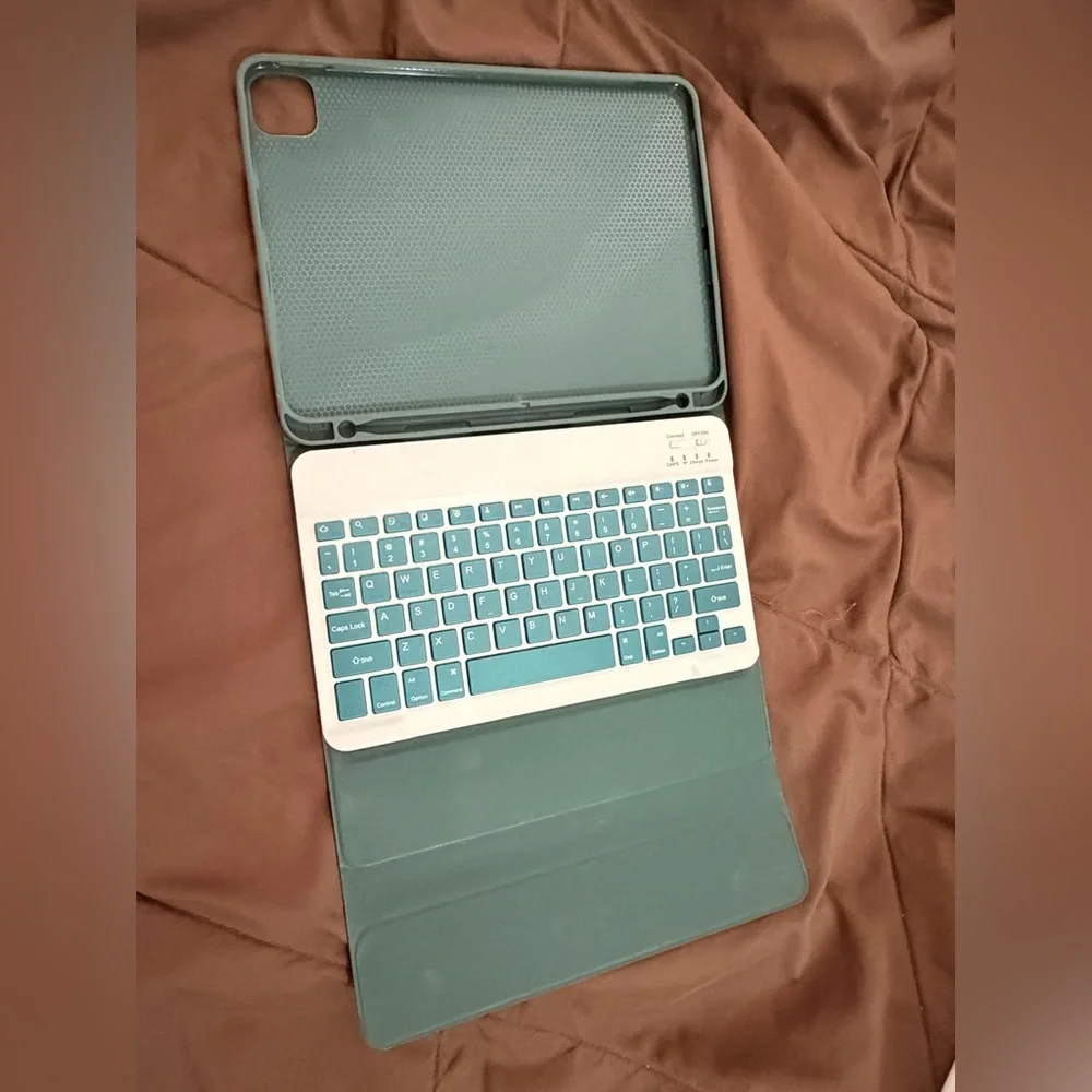 Wireless Keyboard Case for Apple iPad Pro 11-in. (4th Gen) - Green